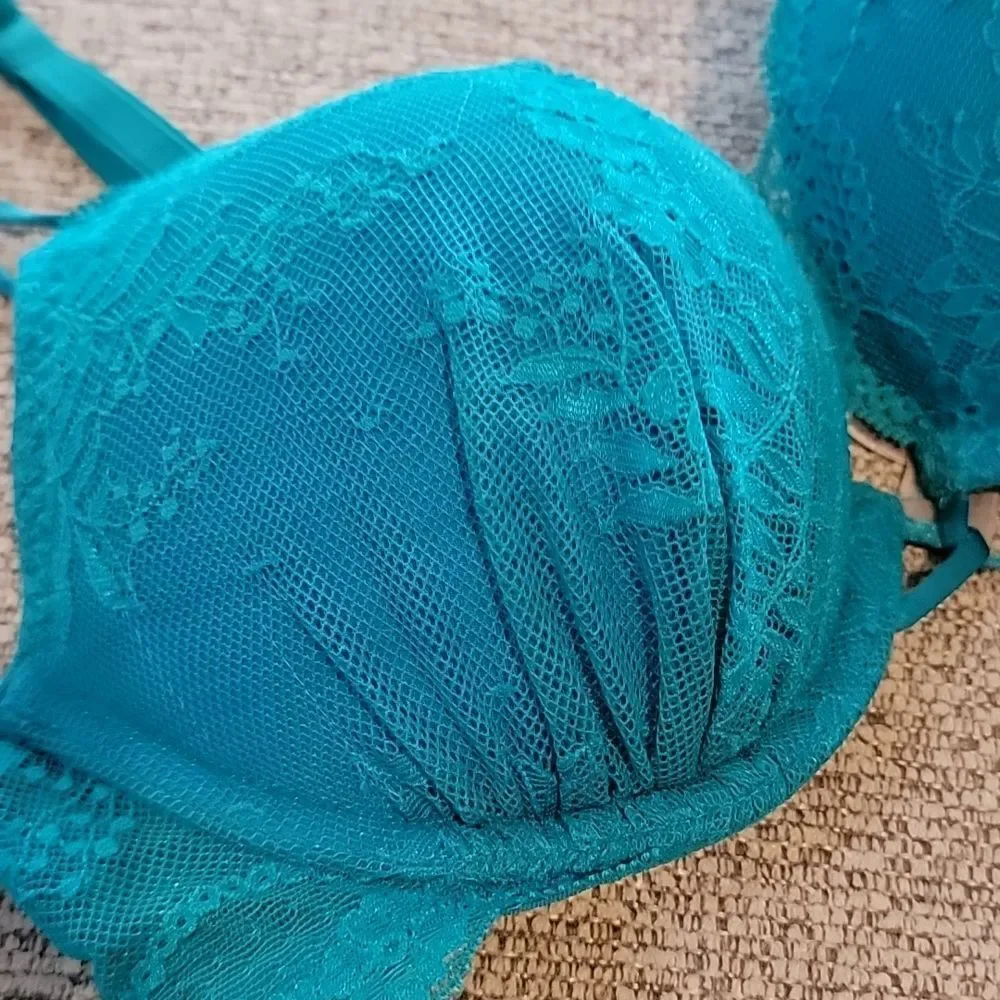 Victoria's Secret Miraculous Plunge Bra - Picture 3 of 9